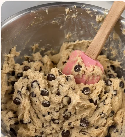 Foto caseira de celular da massa de cookie sendo preparada